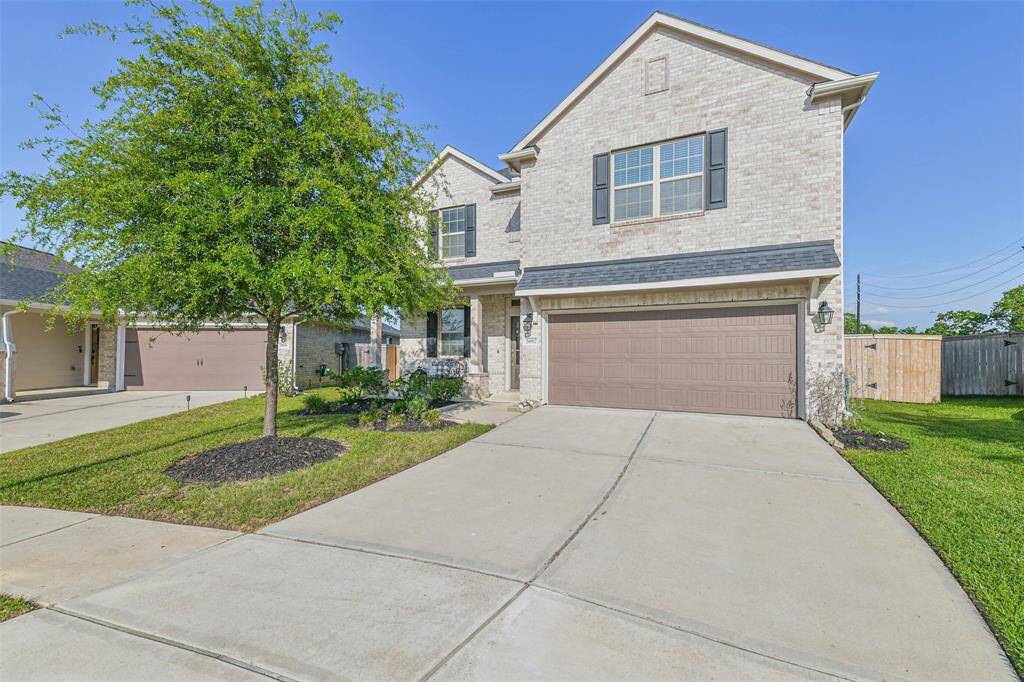 Welcome home to 2002 Roan Ardennes, with 4 bedrooms, 3.5 baths, and a prime location!