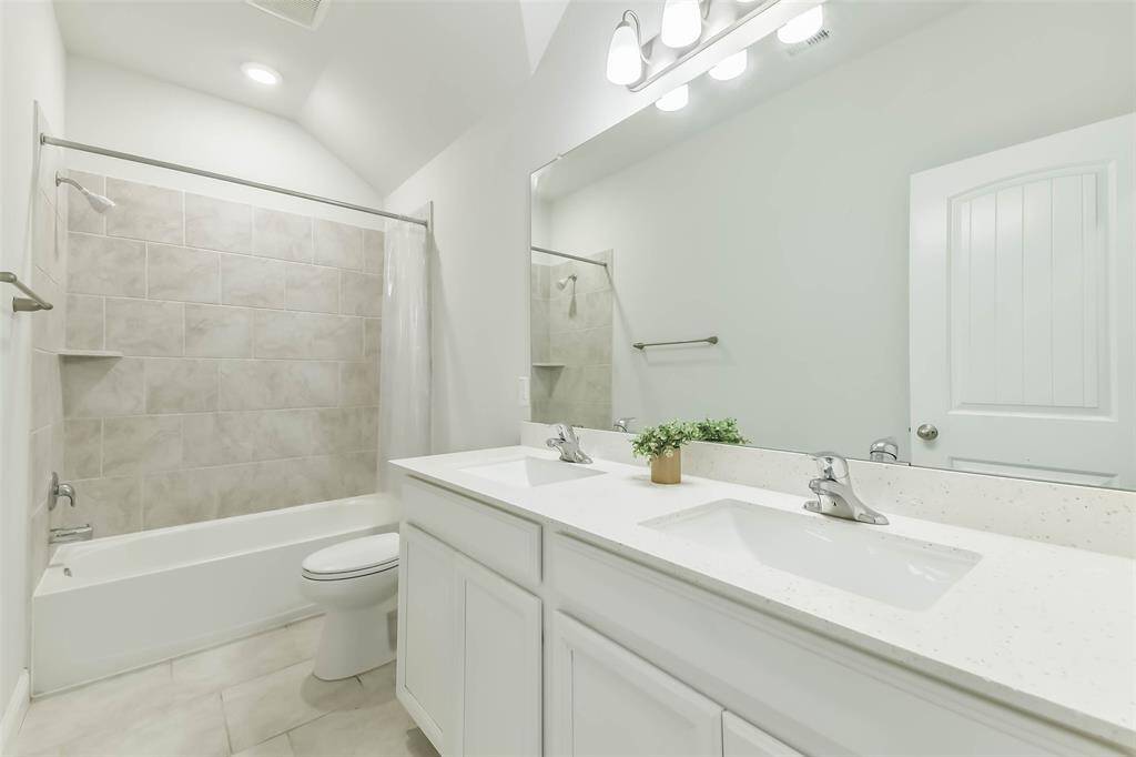 Upstairs hall bath with double sinks and tub/shower combination