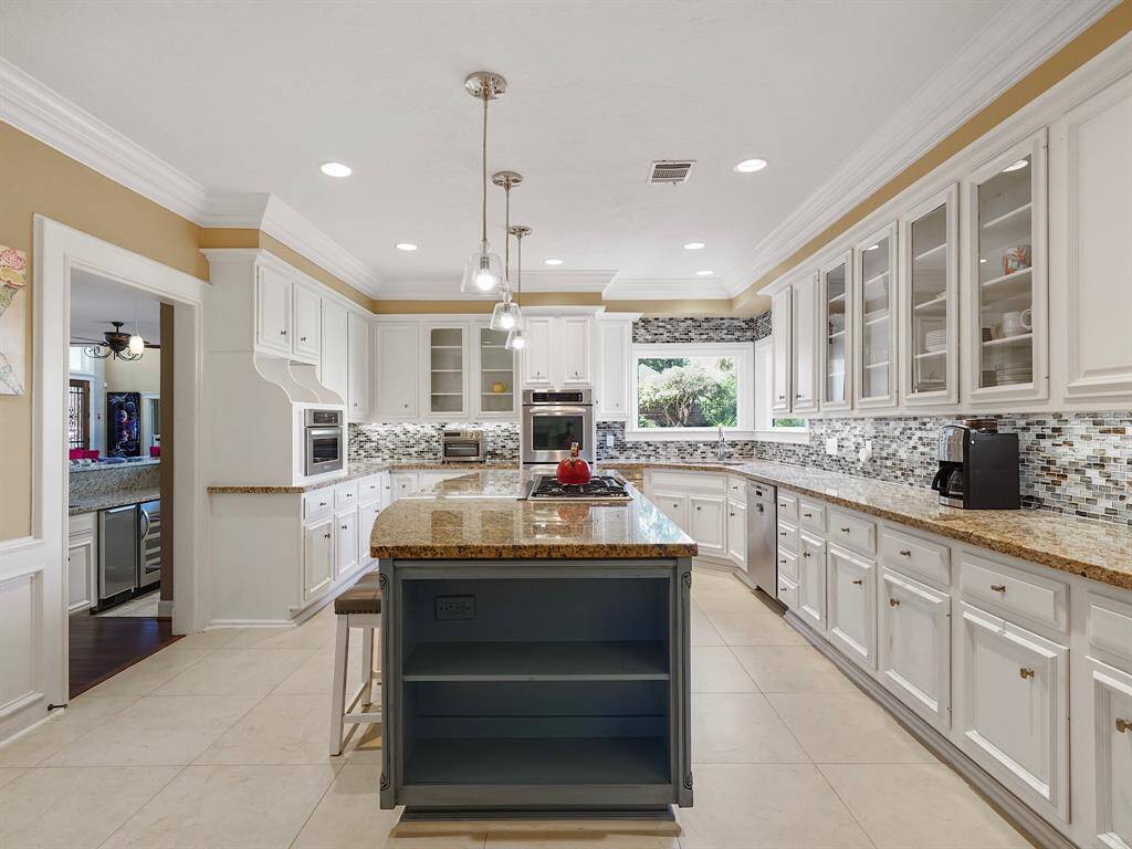 Welcome to your dream culinary haven! This stunning property features a gourmet island kitchen designed for both functionality and elegance. Enjoy the luxurious granite countertops that provide ample workspace, complemented by a state-of-the-art 5-burner Thermador cooktop, perfect for the aspiring chef. The KitchenAid double oven and microwave ensure you have all the tools needed to create culinary masterpieces