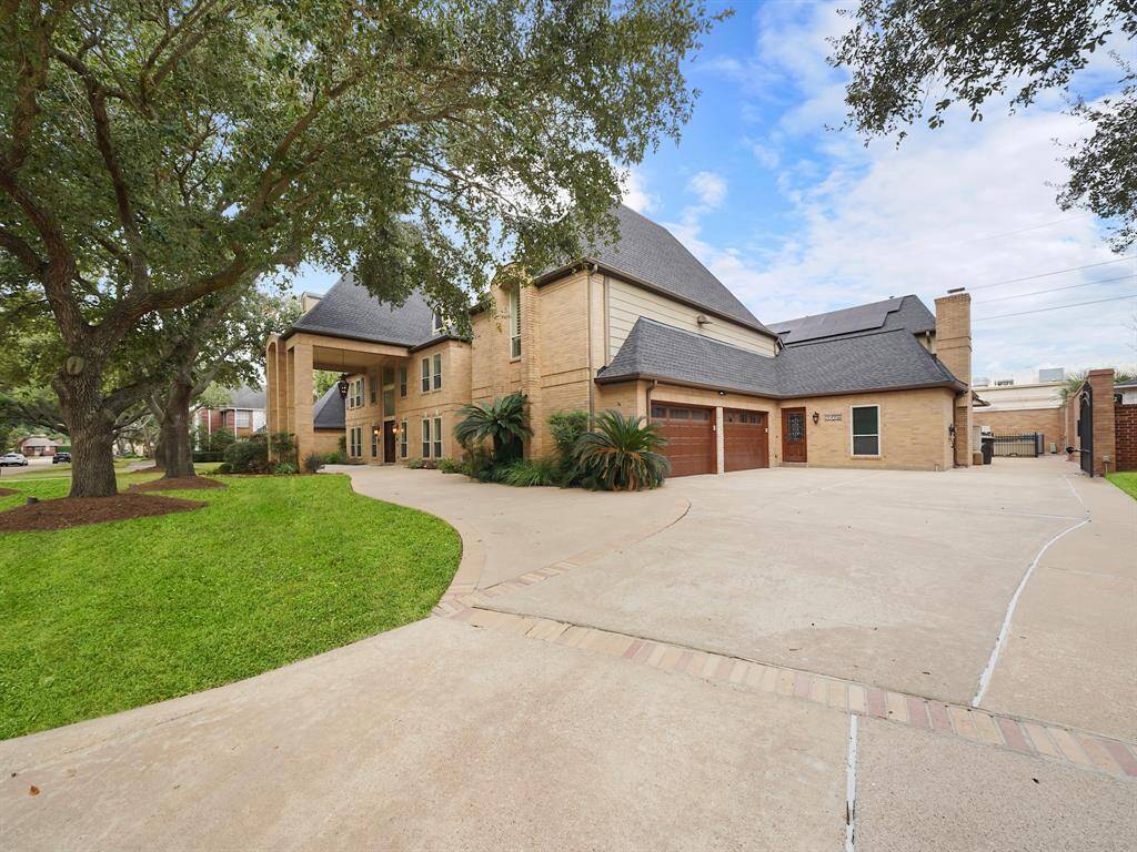 Spacious three-car garage, designed with functionality in mind. This garage not only provides ample room for your vehicles but also boasts an abundance of built-in storage solutions.