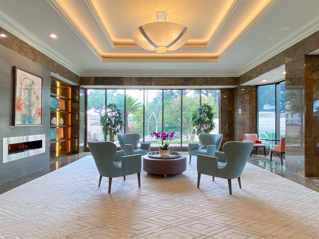 Lobby area - 24 hour concierge on site