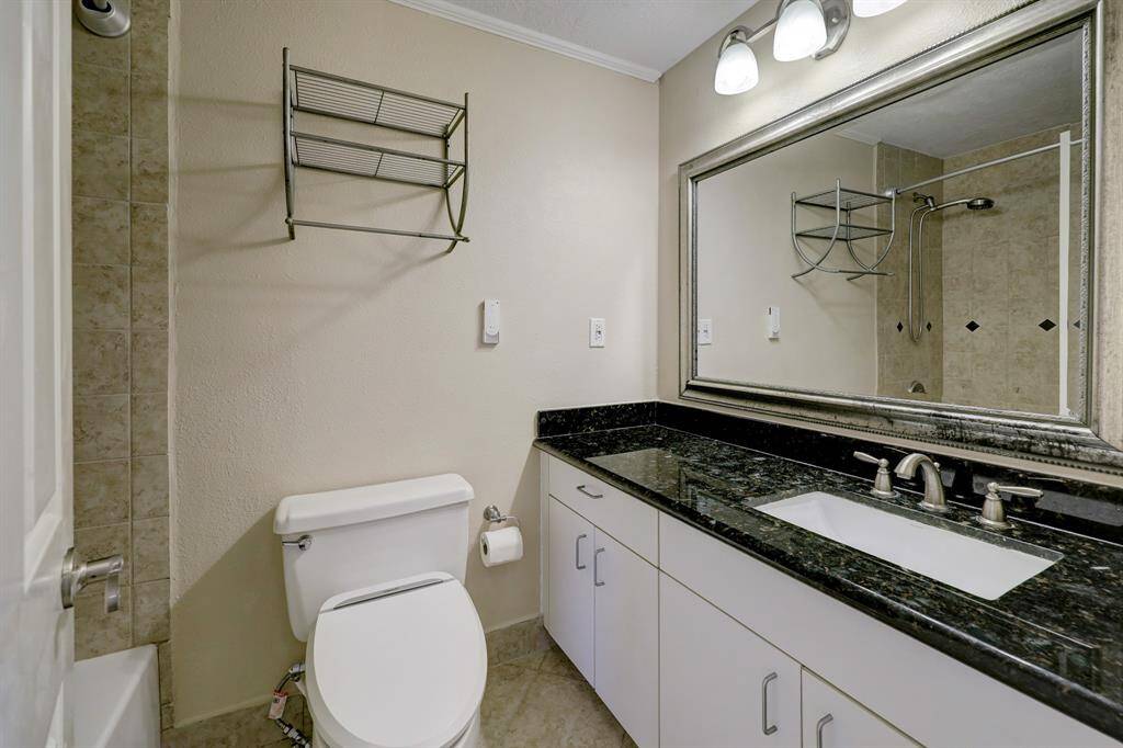 Second bath with tub/shower combo