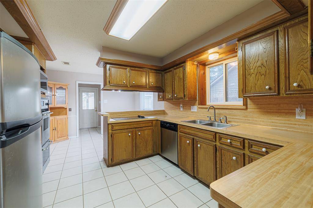 The kitchen features stainless steel appliances and a great layout.