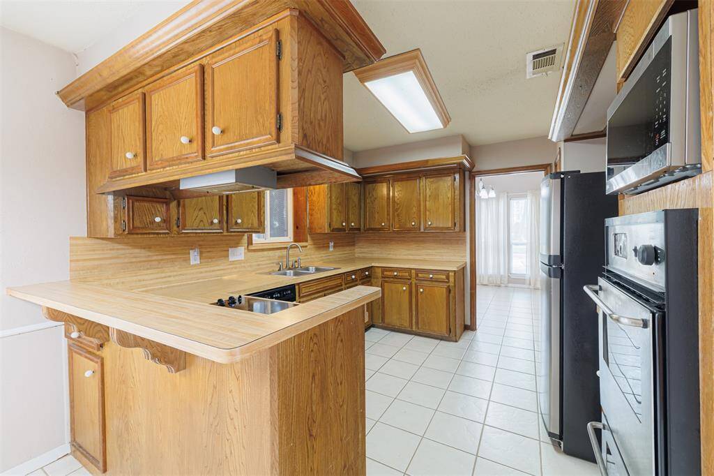 Double ovens, microwave and a electric cooktop.