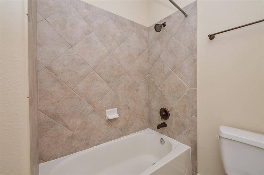 Another view of the secondary bathroom