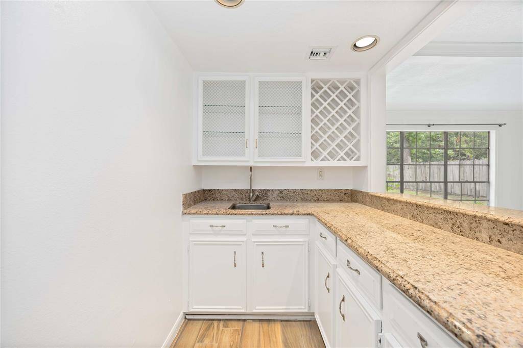Wet bar between living and breakfast
