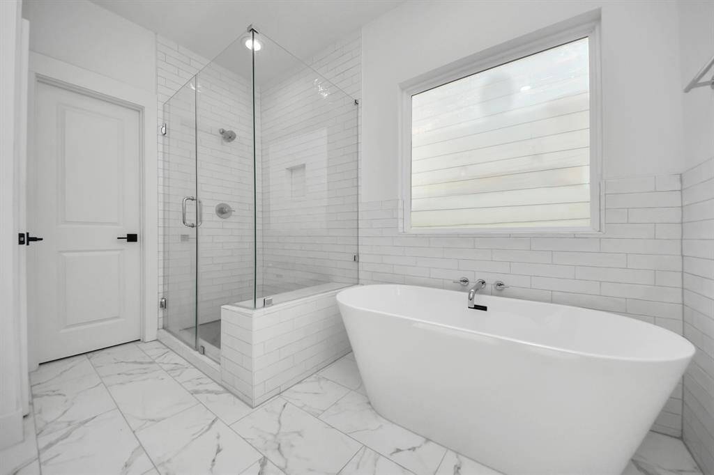 The luxury modern finishes in this bathroom brightens up the space. What an amazing space to take a relaxing bath!