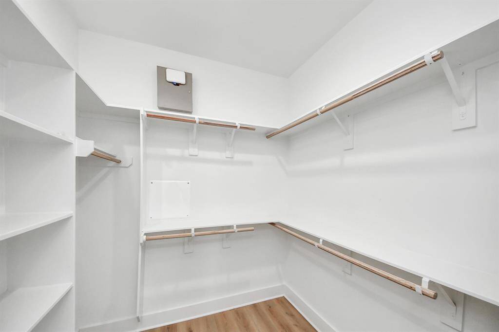 Do you need ample storage for your designer clothes? Look no further! This walk-in primary closet is move-in ready with amazing built-ins.