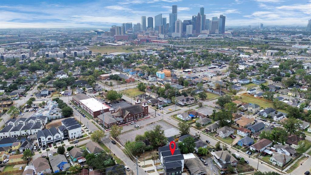 Prime location with minutes from Downtown, Houston Heights, Montrose, and more.