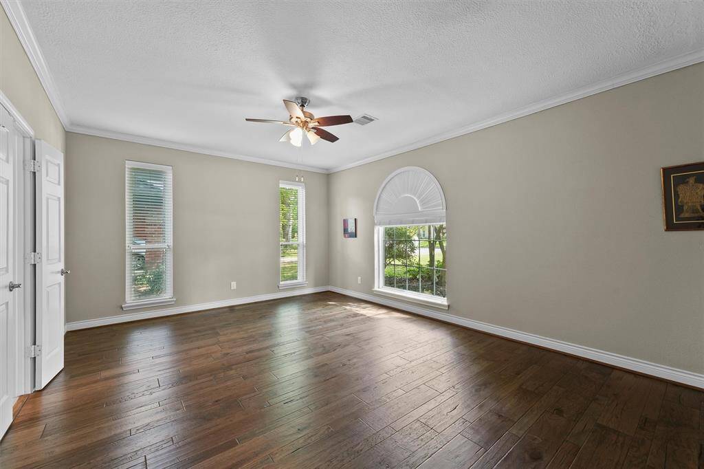 Spacious primary bedroom.