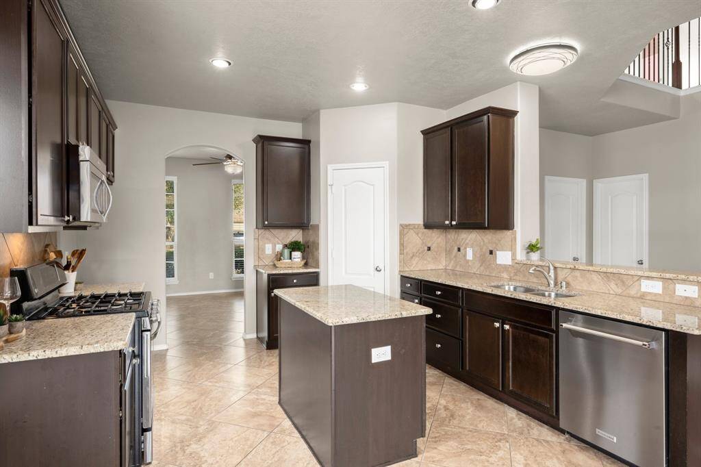 Stainless appliances, gas cooktop, center island and large/deep pot drawers keep the cook happy!