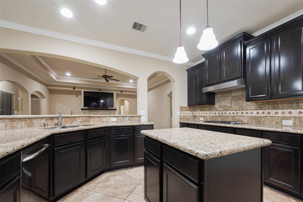 meticulous and fine finishes make for a gorgeous chef's delight kitchen setup!