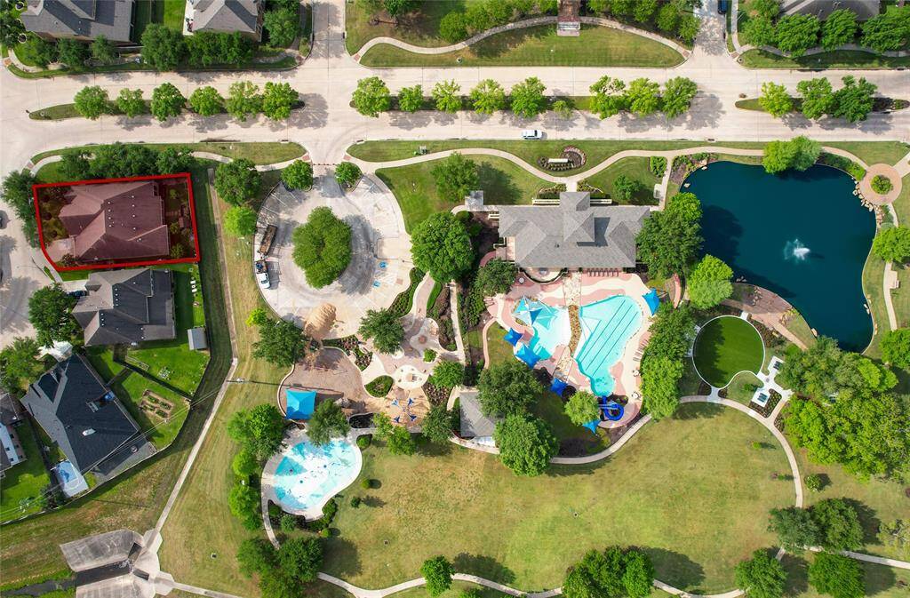 walking trails, splash pad, park, rec center, pool, lake, playground and MORE just steps away!