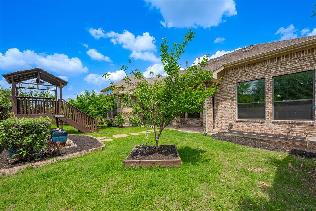 grow your garden, harvest your fruit, host and entertain while enjoying the outdoors in this beautiful space!