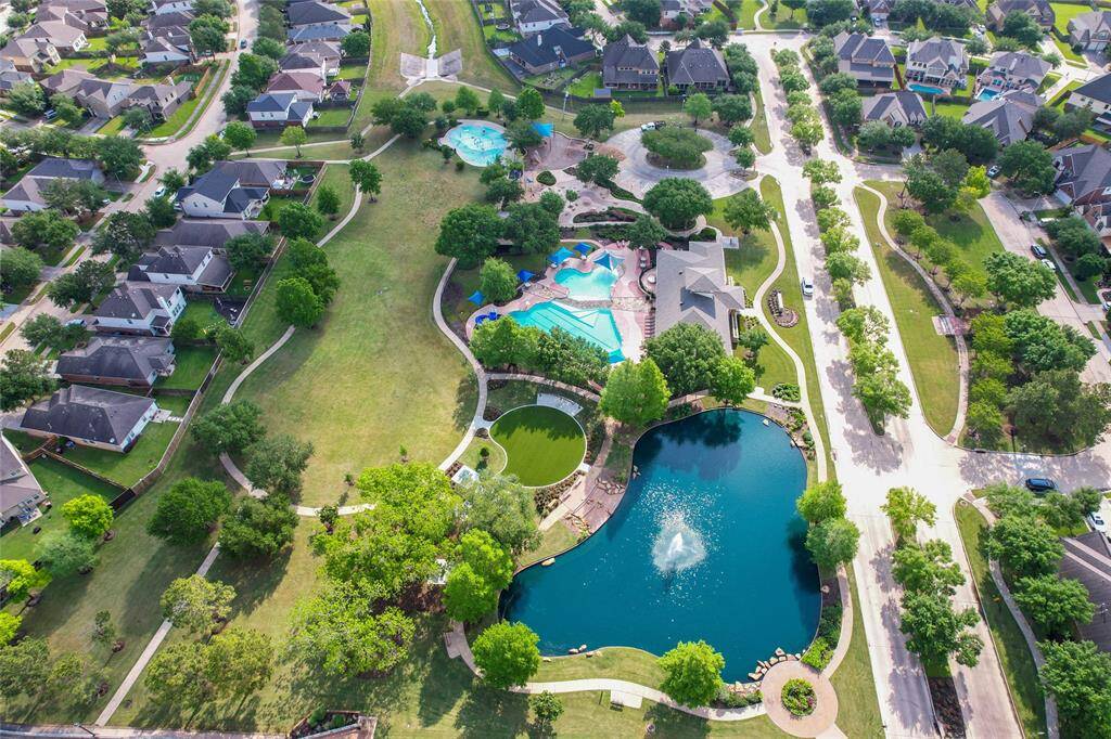 Community recreation center just steps away, featuring splash park, pool, play center and more!
