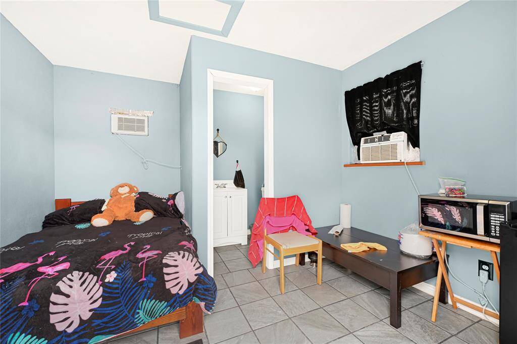 FLEX SPACE WITH HALF BATH