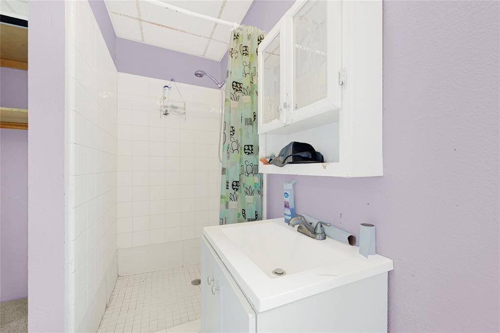 BACK APARTMENT/GUEST HOUSE FULL BATHROOM