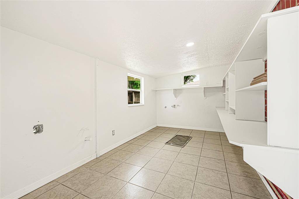 LAUNDRY ROOM