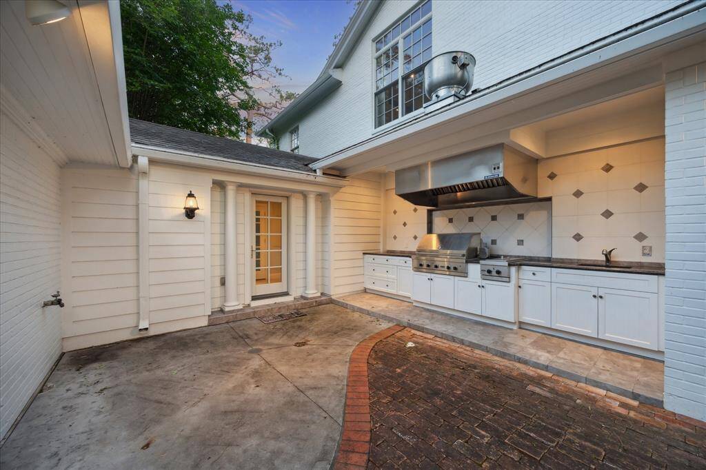 Outdoor kitchen with Viking gas grill (with rotisserie and grill/smoker), extra double burners, sink and exhaust vent