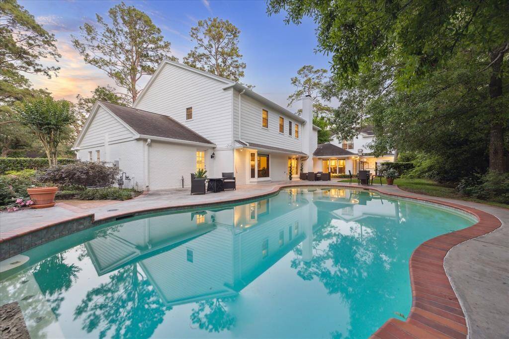 Pool with spa and water feature