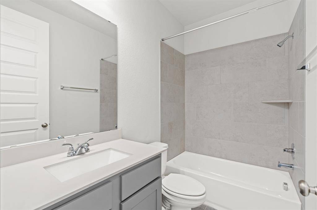 Full size bath supports 2 bedrooms.