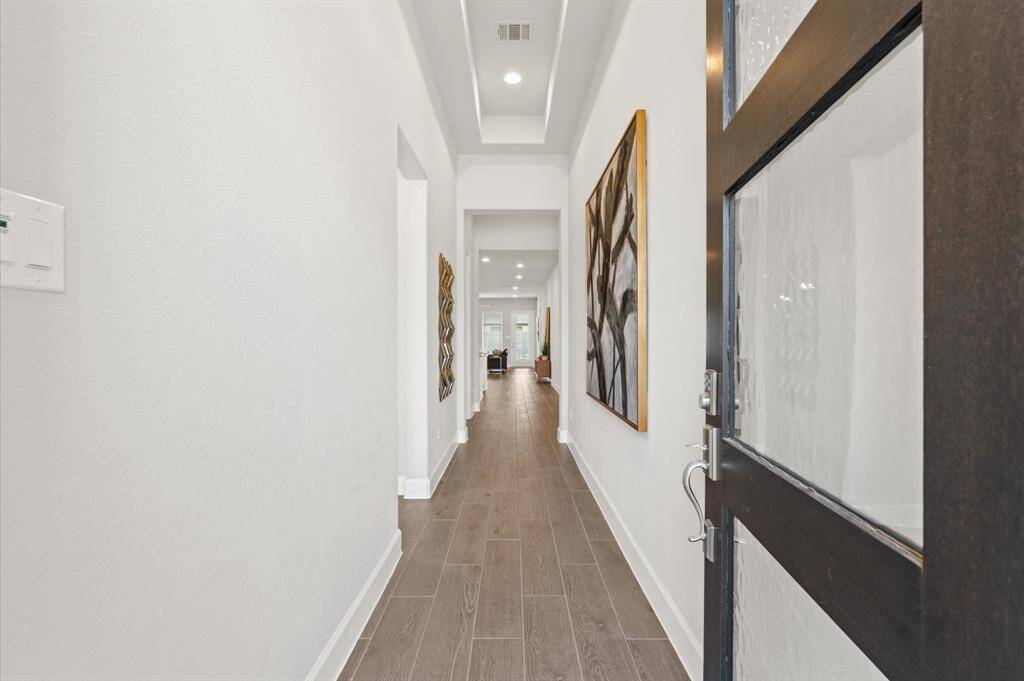 Grand entry with 12 foot ceiling.