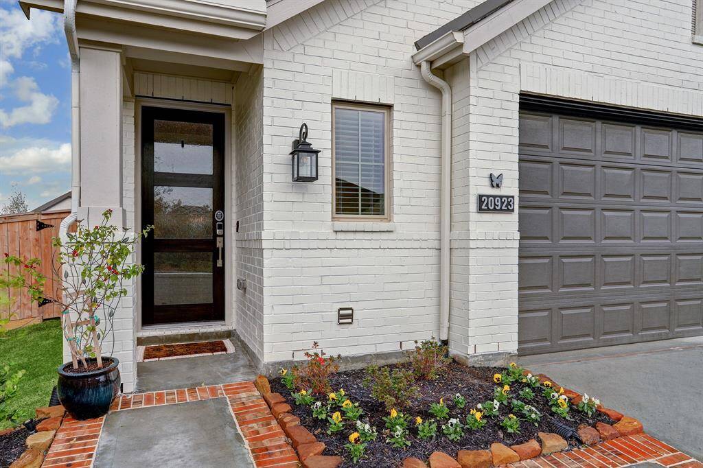 Enjoy proximity to Longwing Landing (Bridgeland’s newest village park), numerous hike & bike trails, and outdoor water recreation.