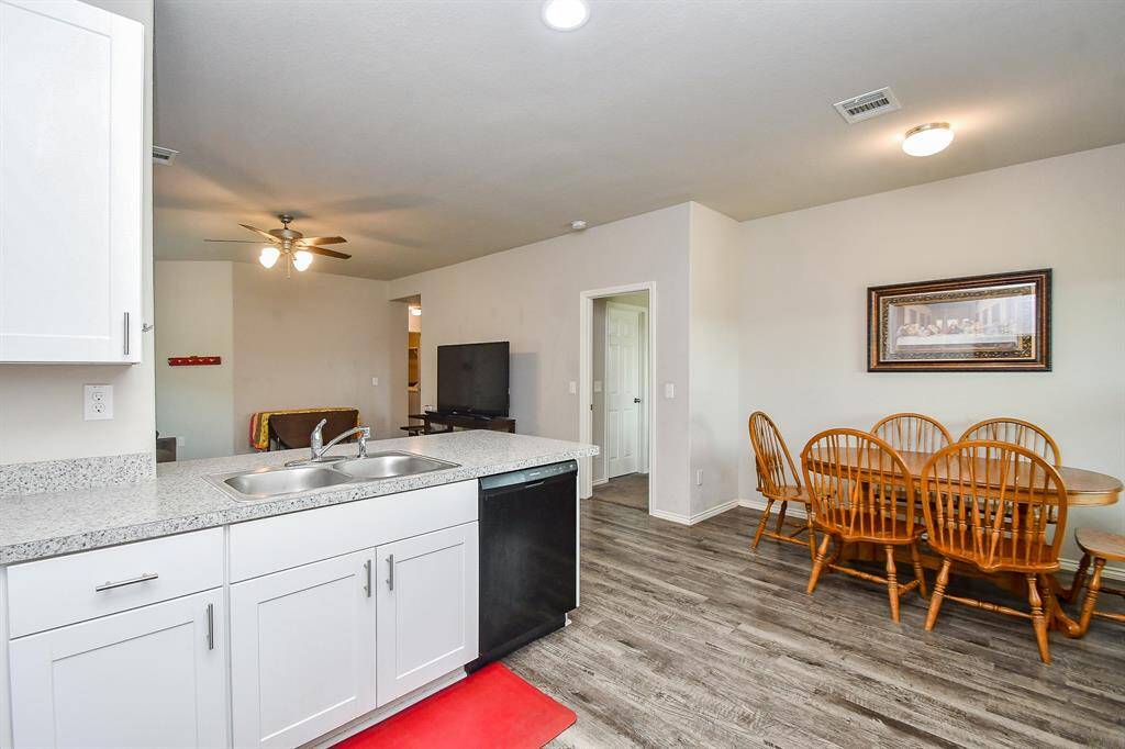 Kitchen & Breakfast Room/Dining Area
