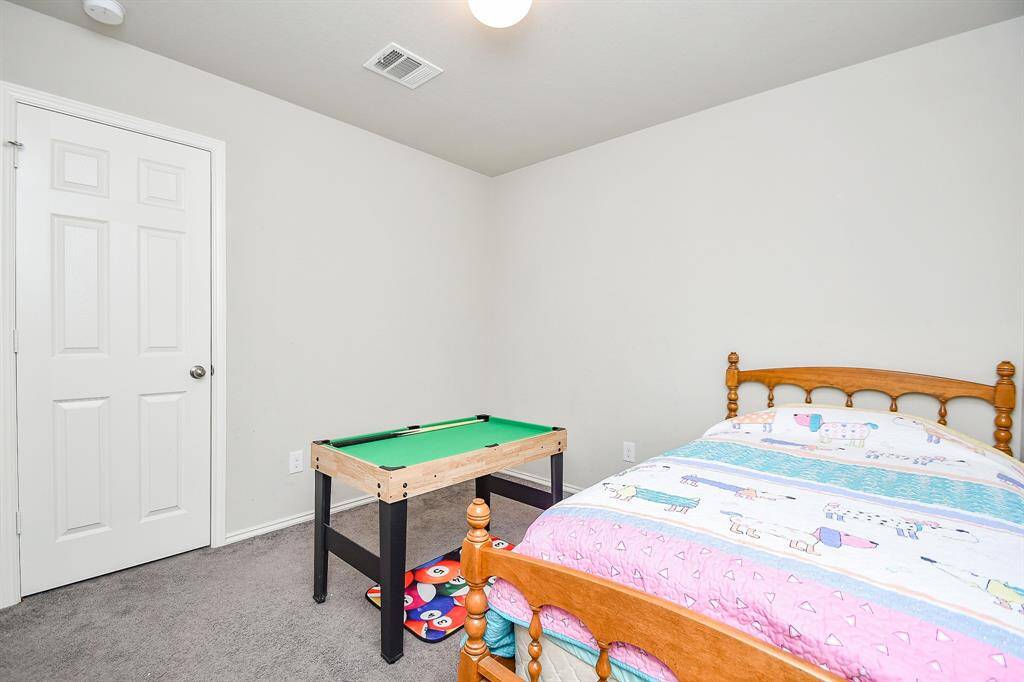 Approx. 10x10 Bedroom.