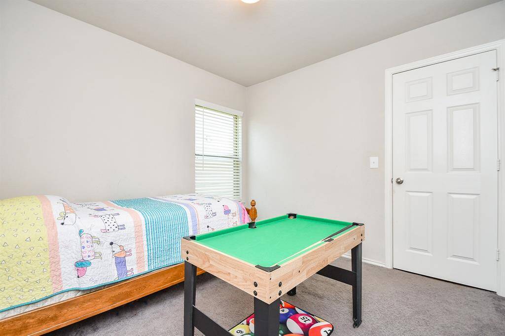 Approx. 10x10 Bedroom.