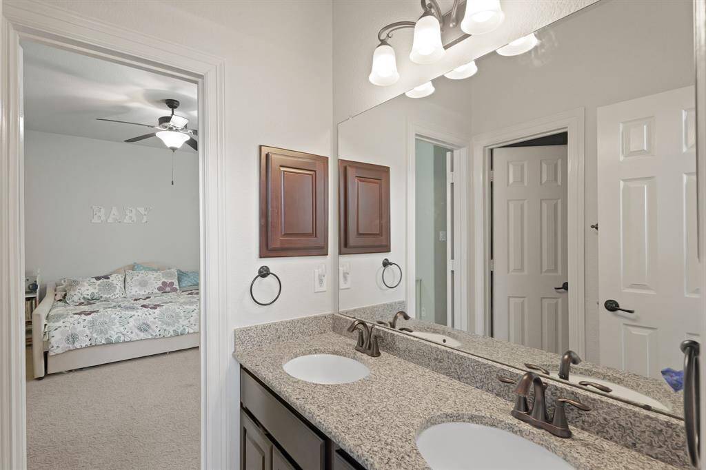 Secondary full bathroom