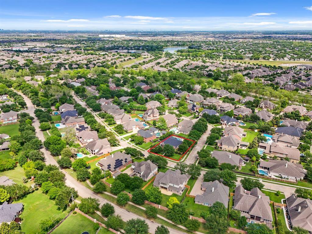 This home is located in the master planned community of Long Meadow Farms with easy access to Grand Parkway 99 and in the perfect midway point between I-10 and 59.