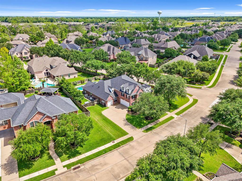 The community features a club house, pool, lakes, and a fitness center! The beautiful and spacious backyard has a covered patio and a lots of green space to create your very own outdoor paradise!