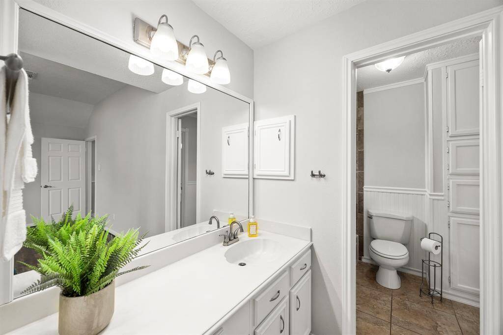 Bedroom 4 vanity area