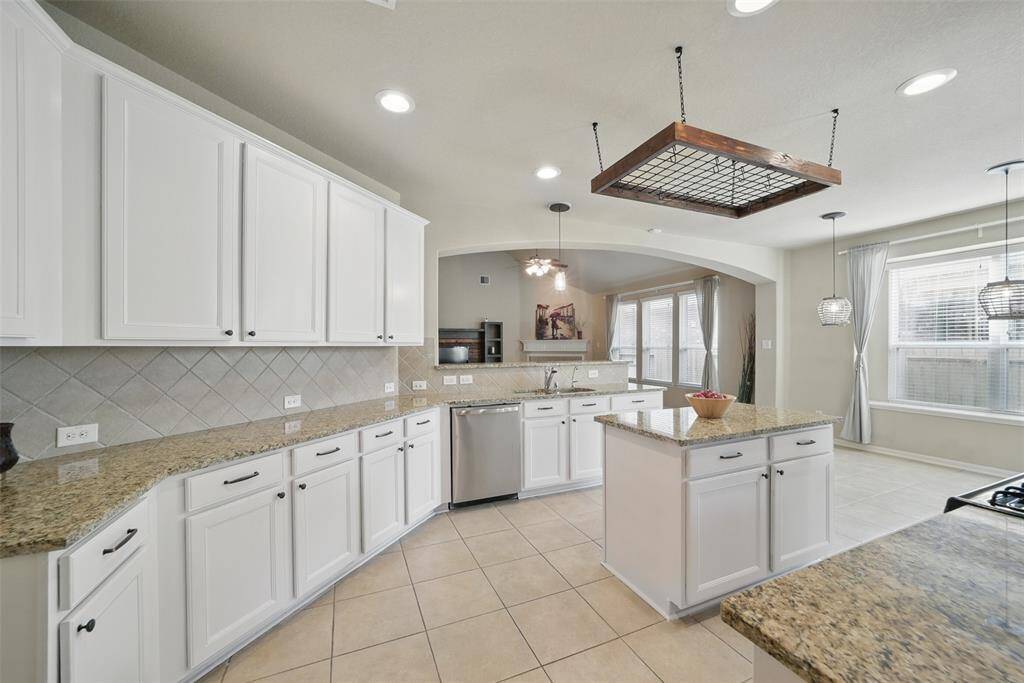Imagine hosting parties buffet style with all these countertops.