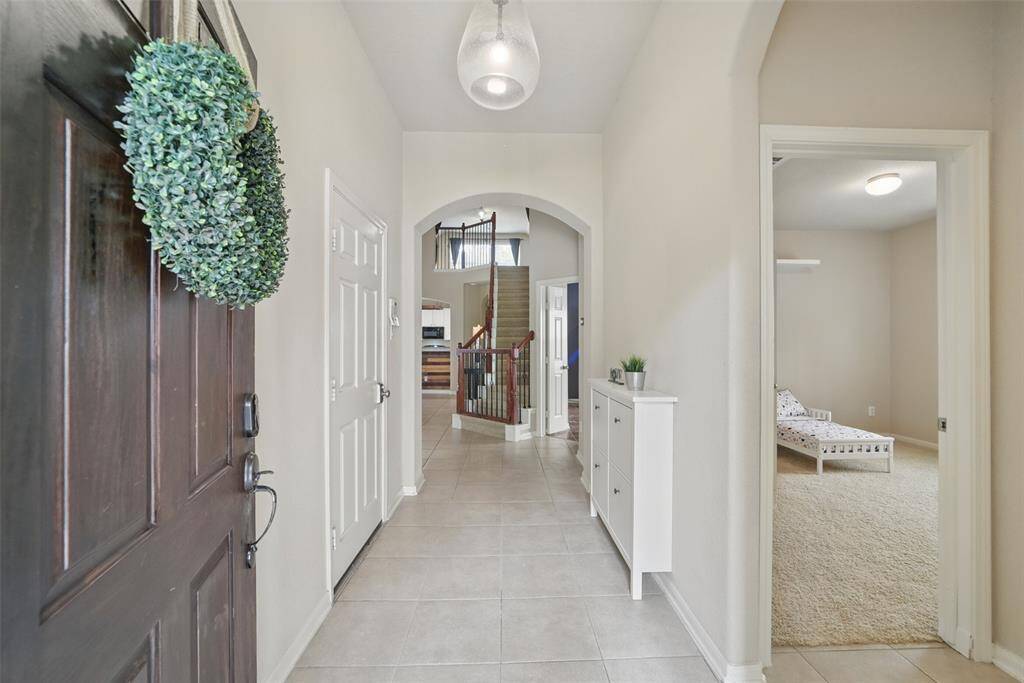 Enter to high ceilings, rounded corners and tile and carpet flooring.