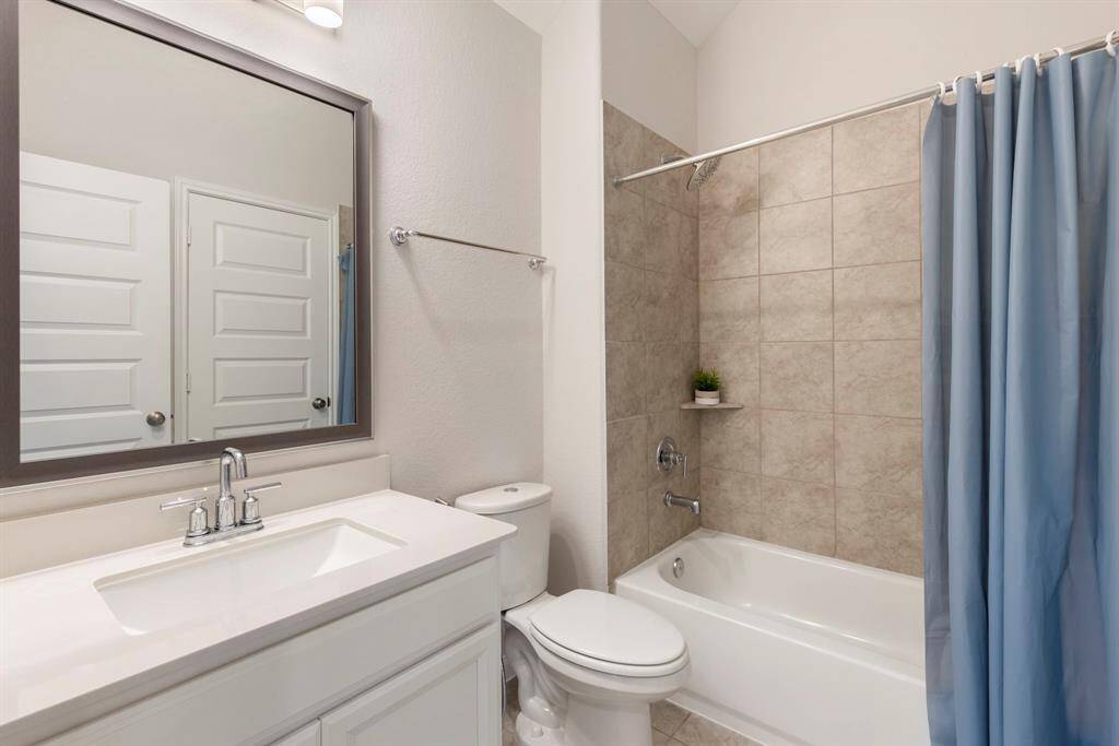 Secondary bathroom.