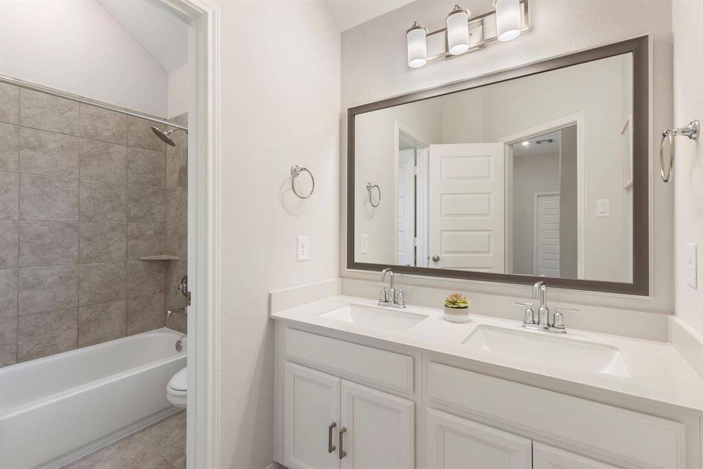 Secondary bathroom.