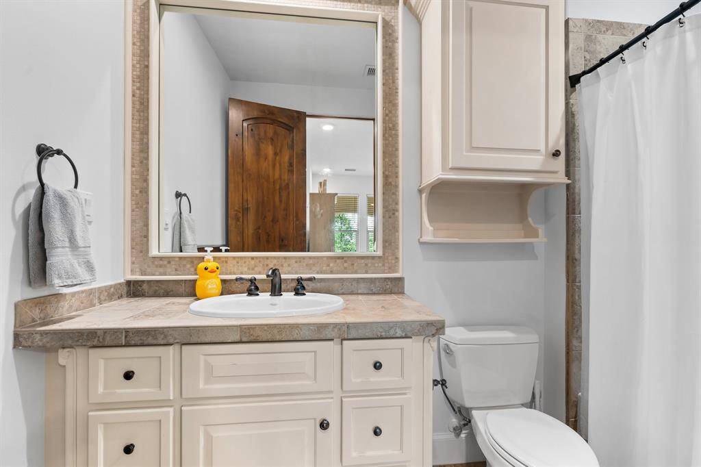 En-suite baths offer all the expected comforts and amenities.