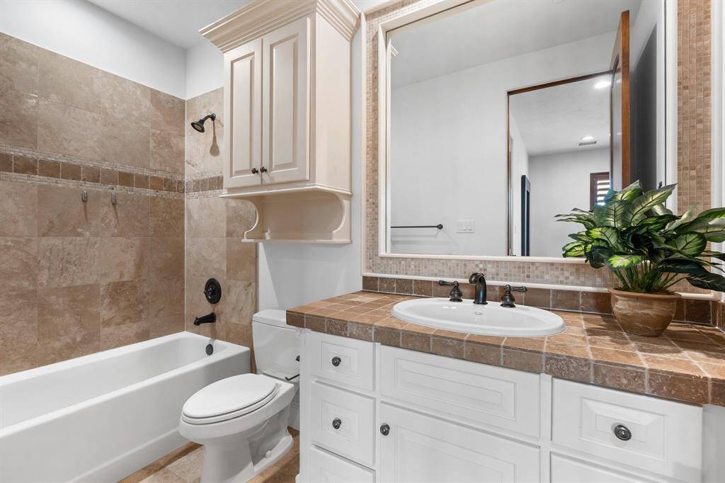 Bedroom #2 en-suite bath.