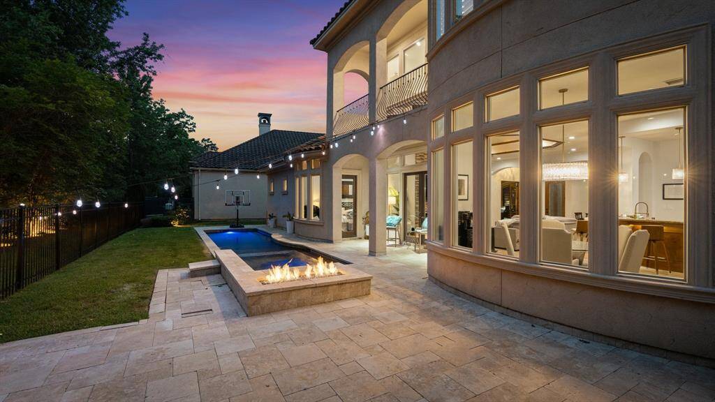 Multiple outdoor venues for both under cover and outside in the open air.