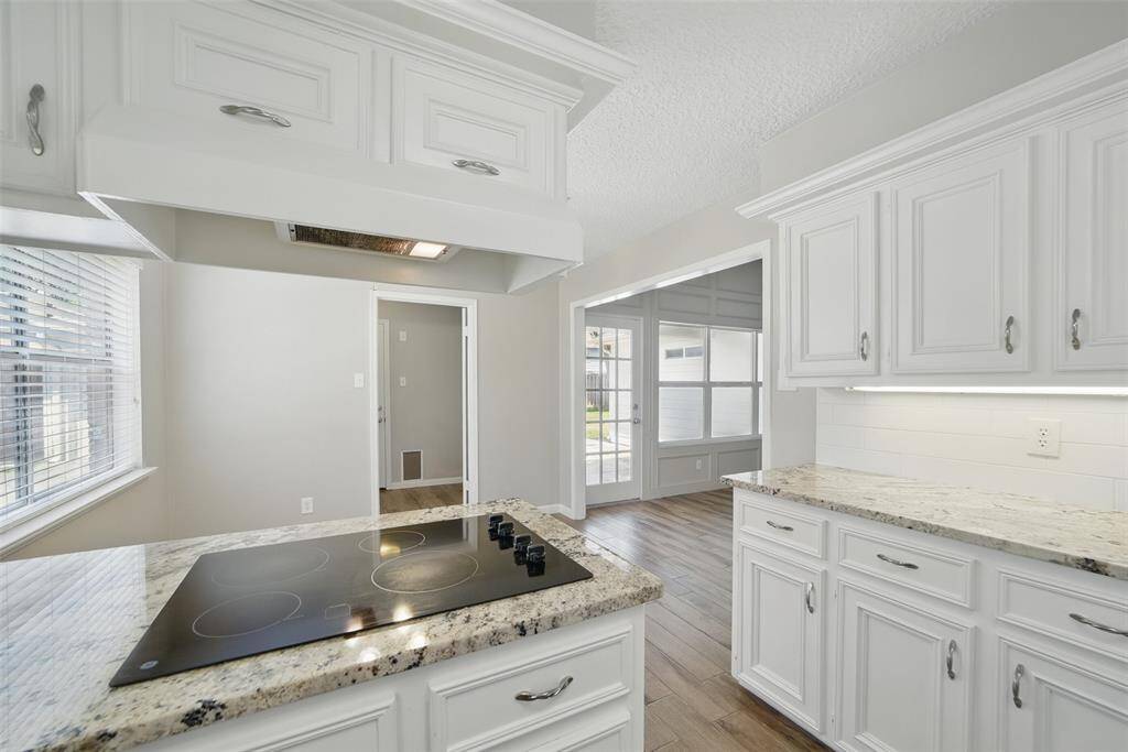 The flat cook-top offers easy cooking and clean-up.