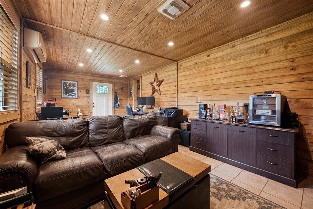 This room is off to the side of the barn. Separate from the main house and is ideal for solitude and privacy.