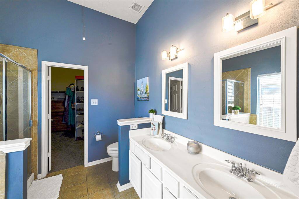Primary bathroom will be repainted a neutral color before tenant move-in