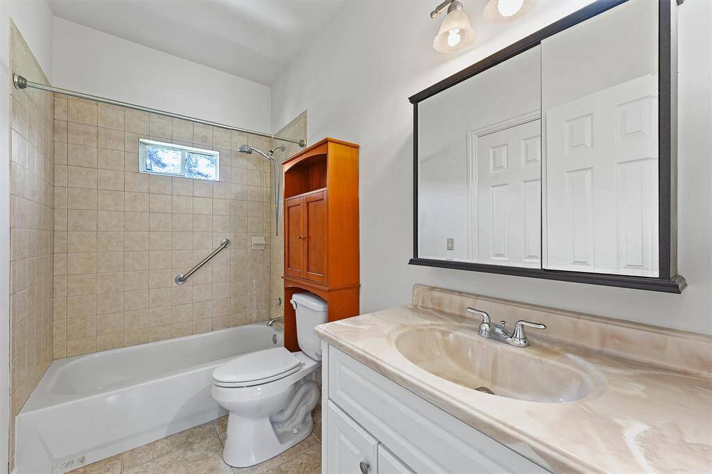 Garage apartment bathroom