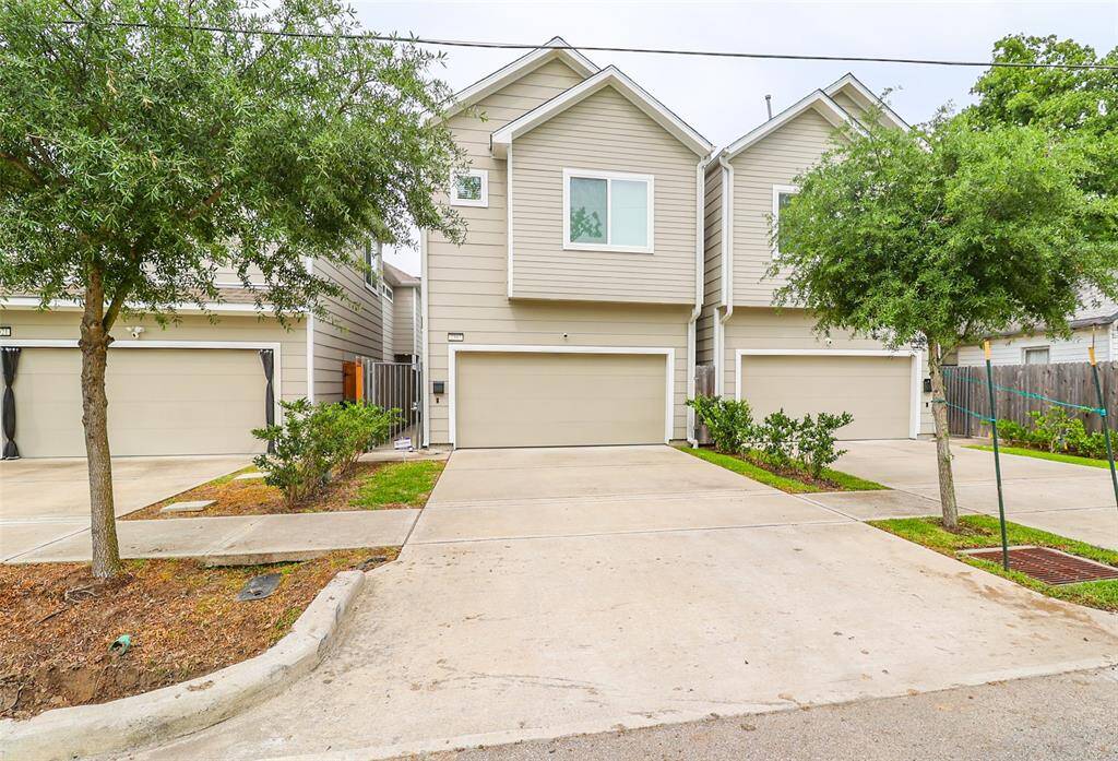 Welcome to this charming 3-bed, 2.5 bathroom, 2-car garage home in EaDo!