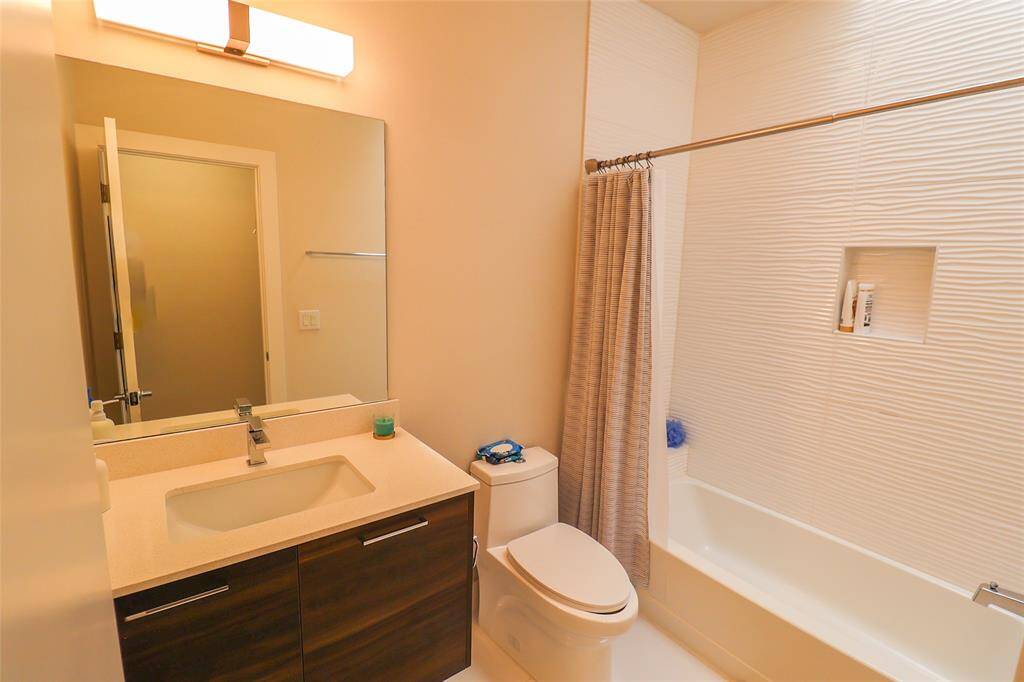 Secondary bathroom with tub/shower combo.
