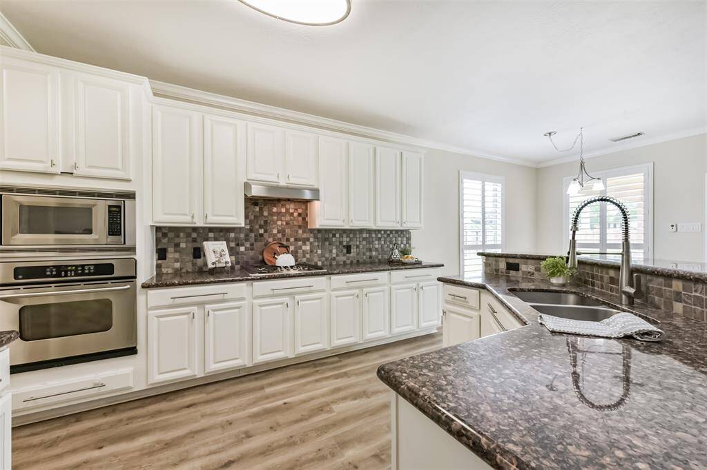 Large kitchen with lots of cabinets!