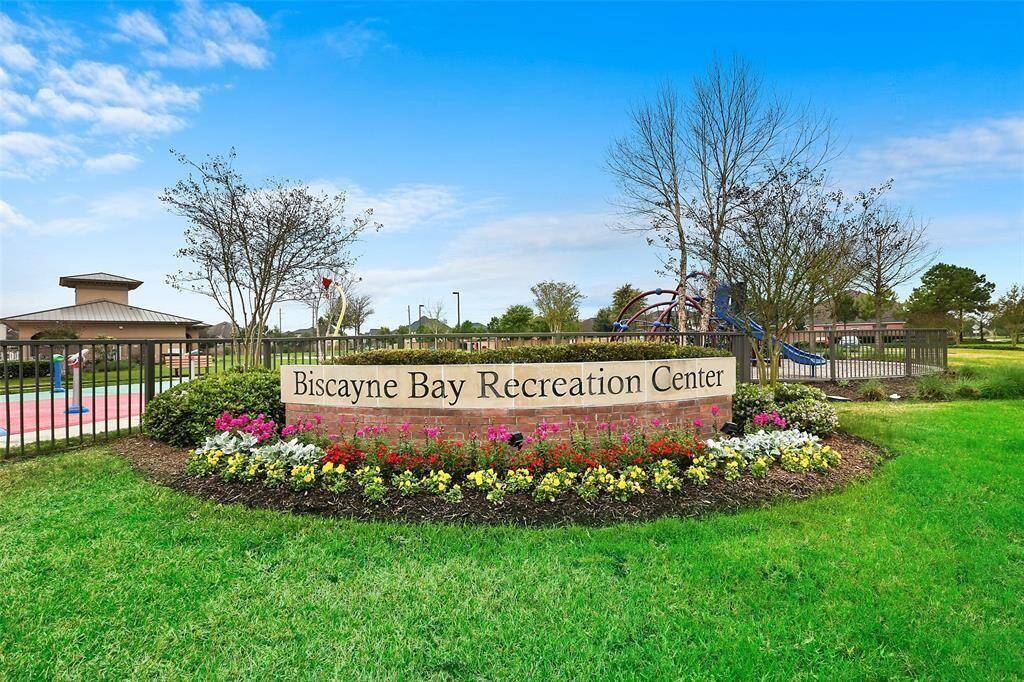 Lots of amenities in the neighborhood!  Parks, splashpad, pool, lakes, trails and more!