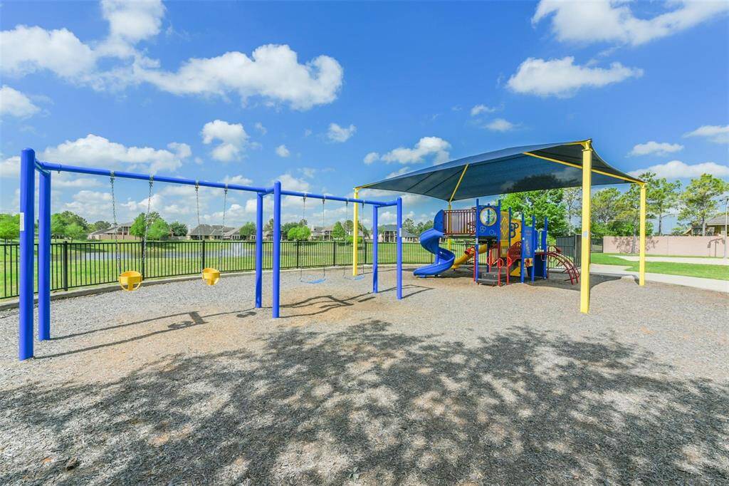 Lots of amenities in the neighborhood!  Parks, splashpad, pool, lakes, trails and more!